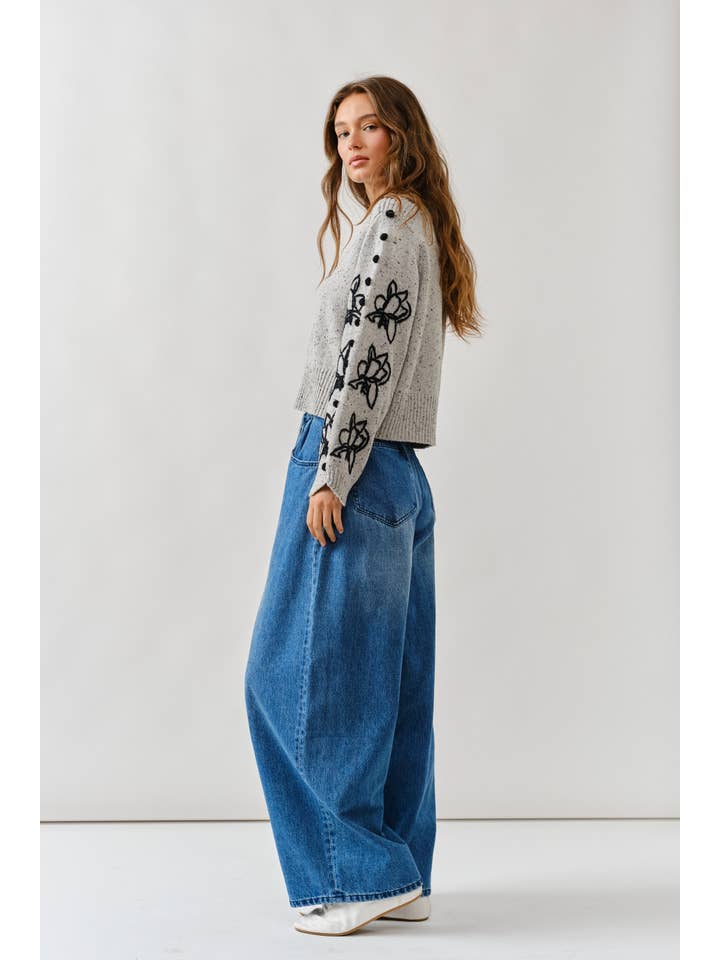 Aaron & Amber – Engroshandel Pullover - Dame – MAS3020 ÆRMET BRODERET SWEATER MED POMPOM7