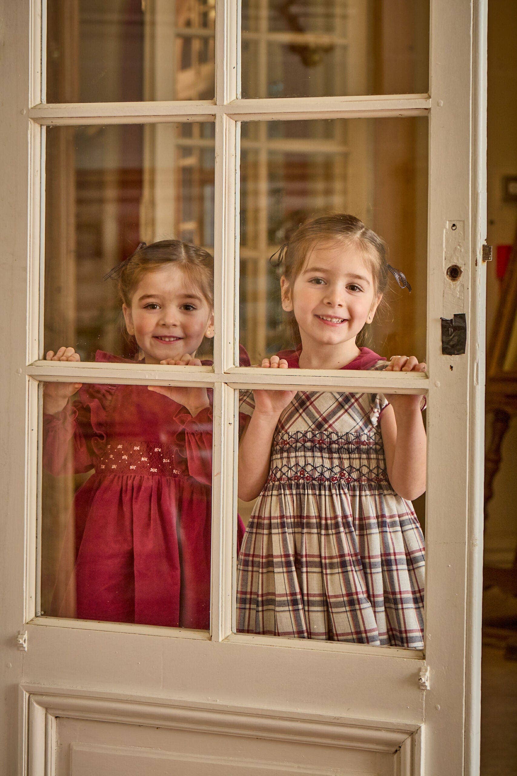 Kidiwi handmade – wholesale Klänning – Barn – Ritha, smockad klänning i marinblå/bordeaux tartan0