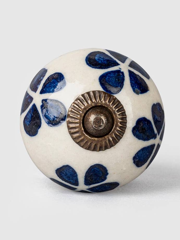 Boutons d'armoire en céramique en céramique de forme ronde décoratifs faits à la main avec motif floral bleu sur base blanc cassé pour la vente par KNOBCO
