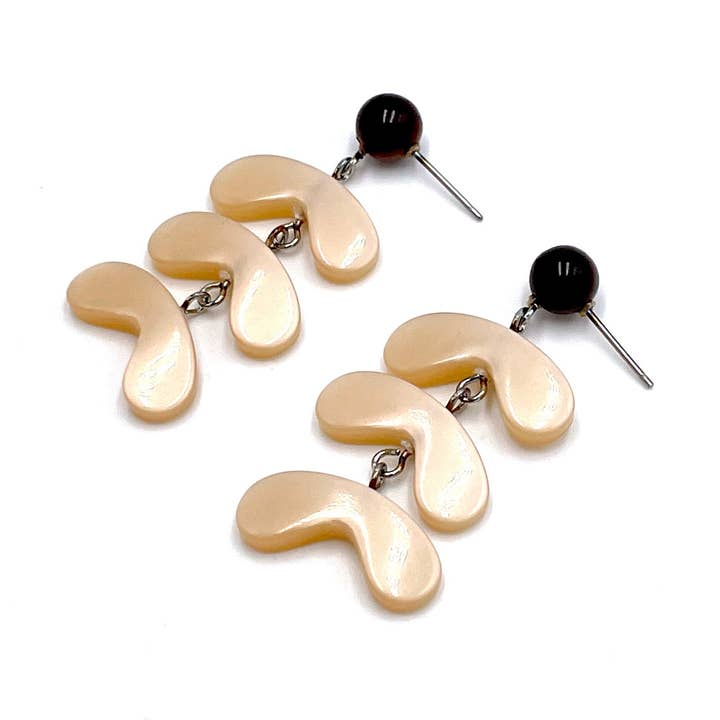 Muschelförmige Mondlicht-Ohrringe in Champagne und Schokolade für den Großhandel von Leetie Lovendale