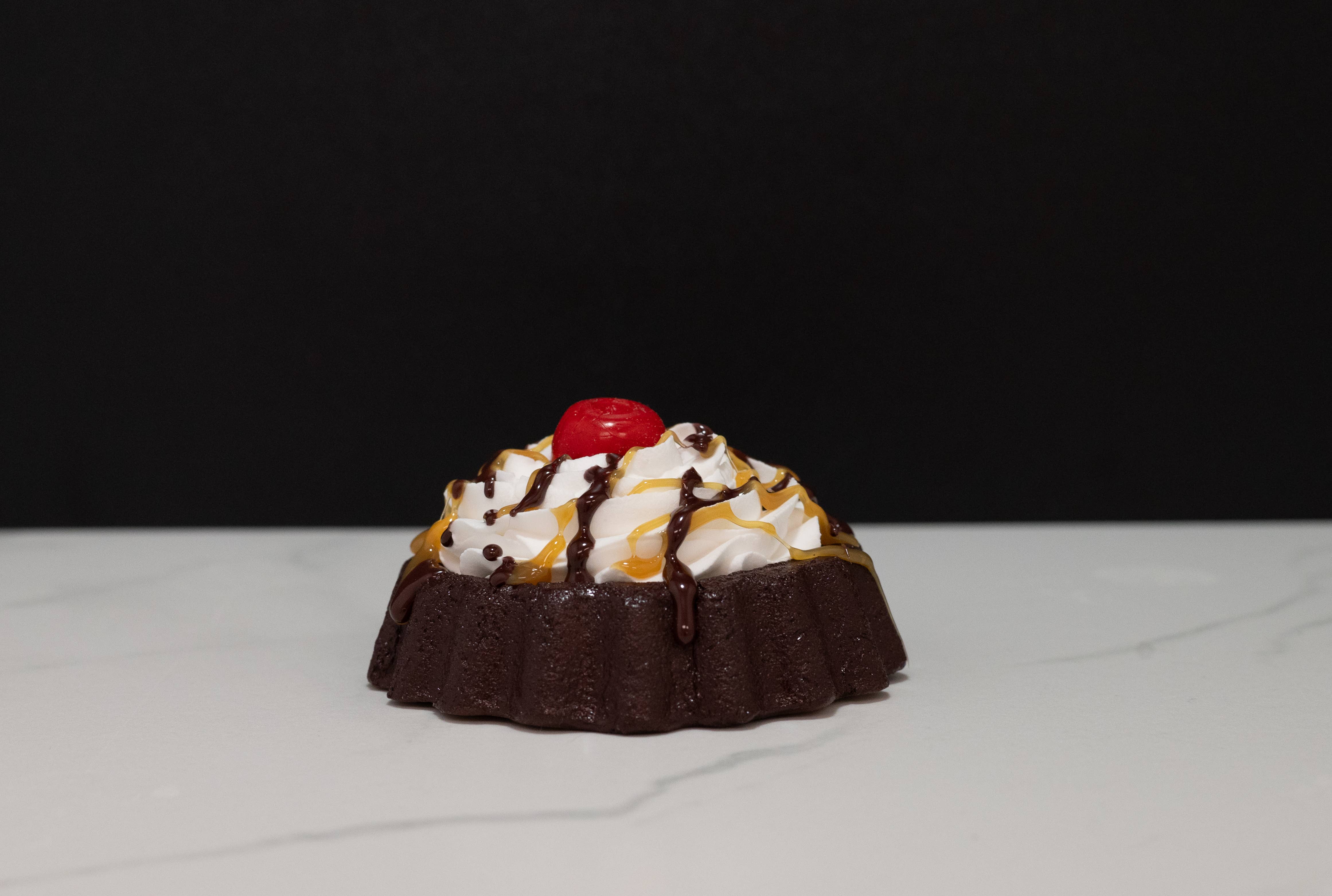 Just Dough It! Fake Foods – wholesale Dekorativt bordsobjekt – Liten falsk choklad tårta1