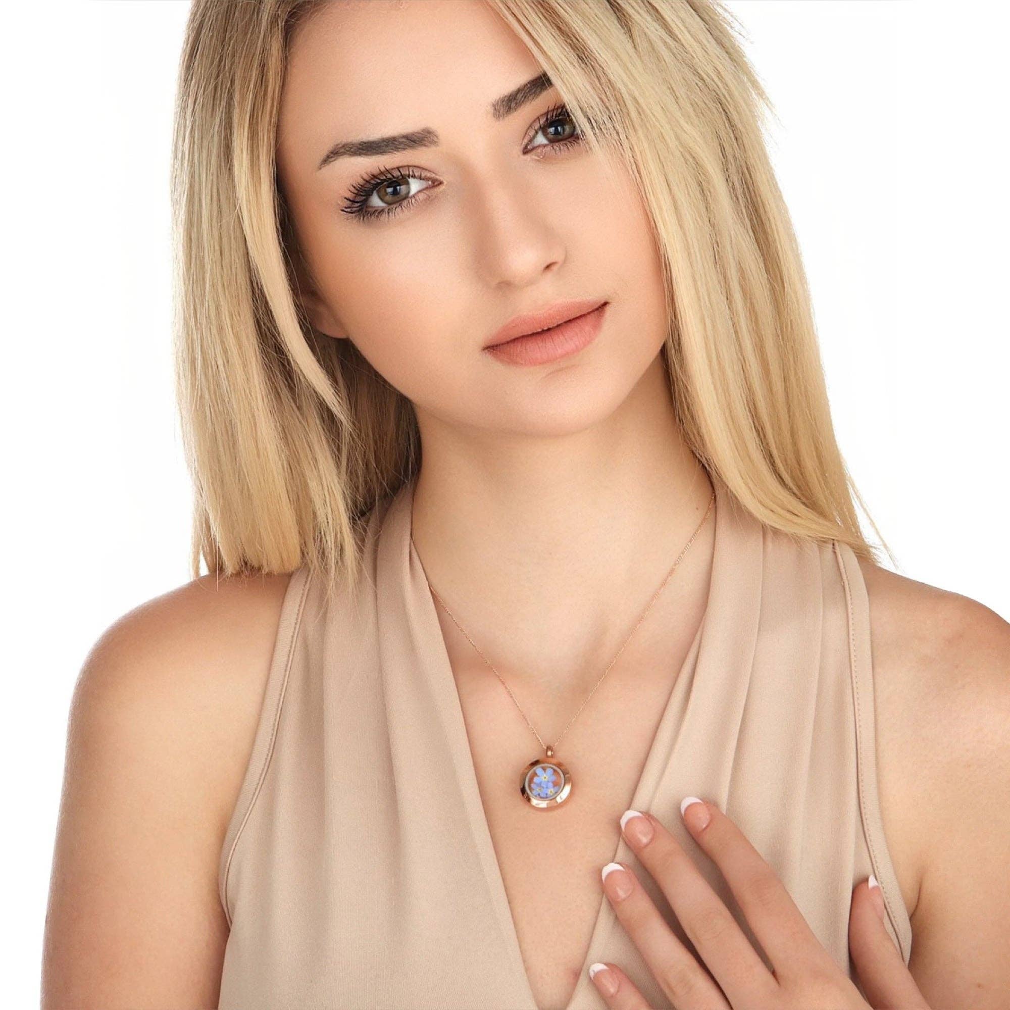 MadamLili – Großhandel Kette mit Anhänger/Charm – Rosegold Vergoldetes Medaillon Vergissmeinnicht - 925 Sterling Vergoldete Kette mit Echten Blüten - K925-1261