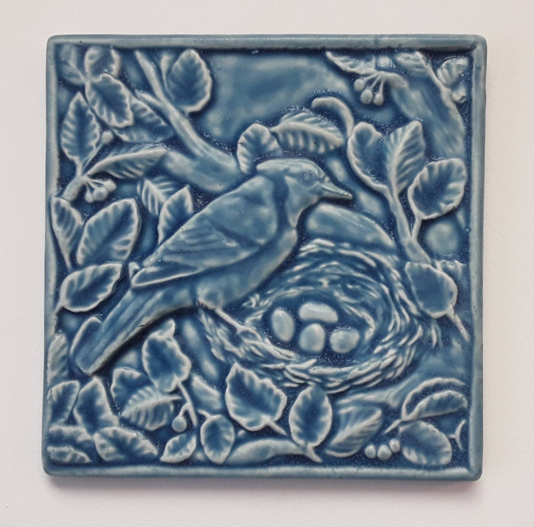Whistling Frog Tile Inc. - Vendita all'ingrosso Mattonelle - Piastrella in ceramica fatta a mano con ghiandaia blu - Arte murale in stile artigianale USA1