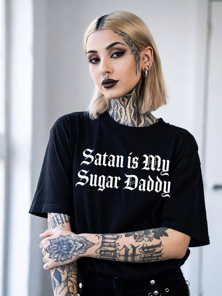 Camisa Gótica, Camisa Satan Iis My Daddy, Camisa Witchy Alt Style por atacado de Wickedly Divine Shop