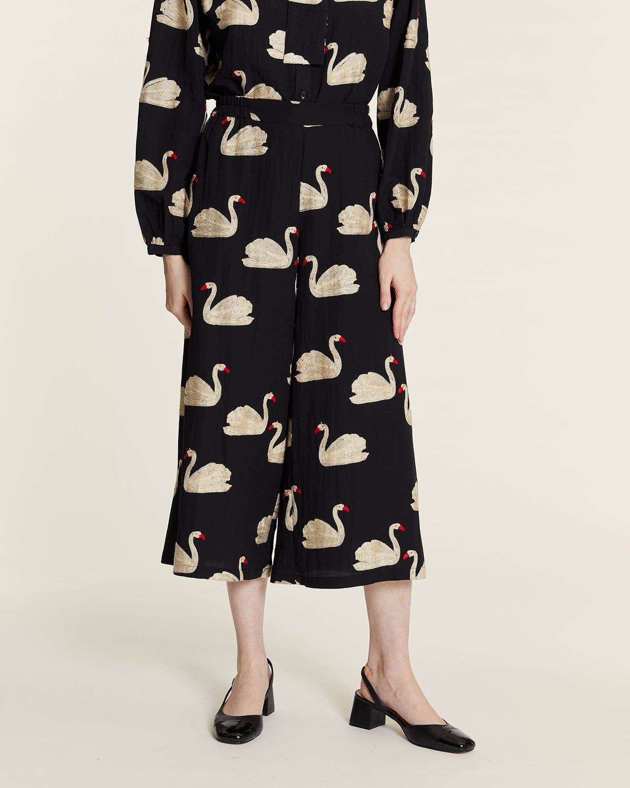 Pepaloves - Wholesale Pants - Women's - CULOTE BORDADO CISNES