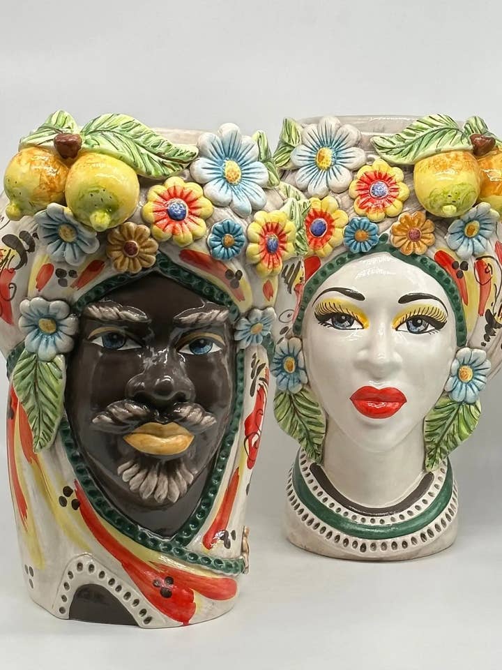 Teste di Moro Moresca handgemaakte keramiek uit Caltagirone, 40 cm hoog, 24 cm breed, met barokke bloemen en citroenen voor wholesale door DD Ceramiche Siciliane