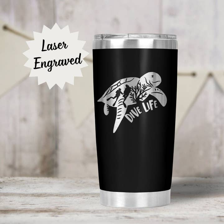 Gobelet Dive Life de 20 oz avec couvercle, motif de récifs coralliens et de tortues, cadeau pour les plongeurs. Idéal pour Noël, pour conserver les boissons au frais entre les plongées pour la vente par SoCal Creative