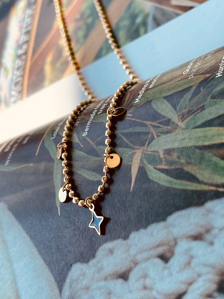 Collana con ciondolo Santi Tiny Star per la vendita all'ingrosso da parte di AMD COLLECTIVE