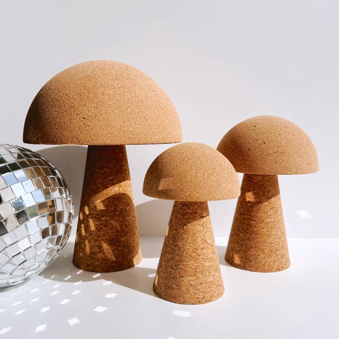 Golden Hour Designs - Venta al por mayor Soportes y estantes de exposición de joyas - Soportes para joyas de corcho natural en forma de hongo, decoración de mesa para el hogar