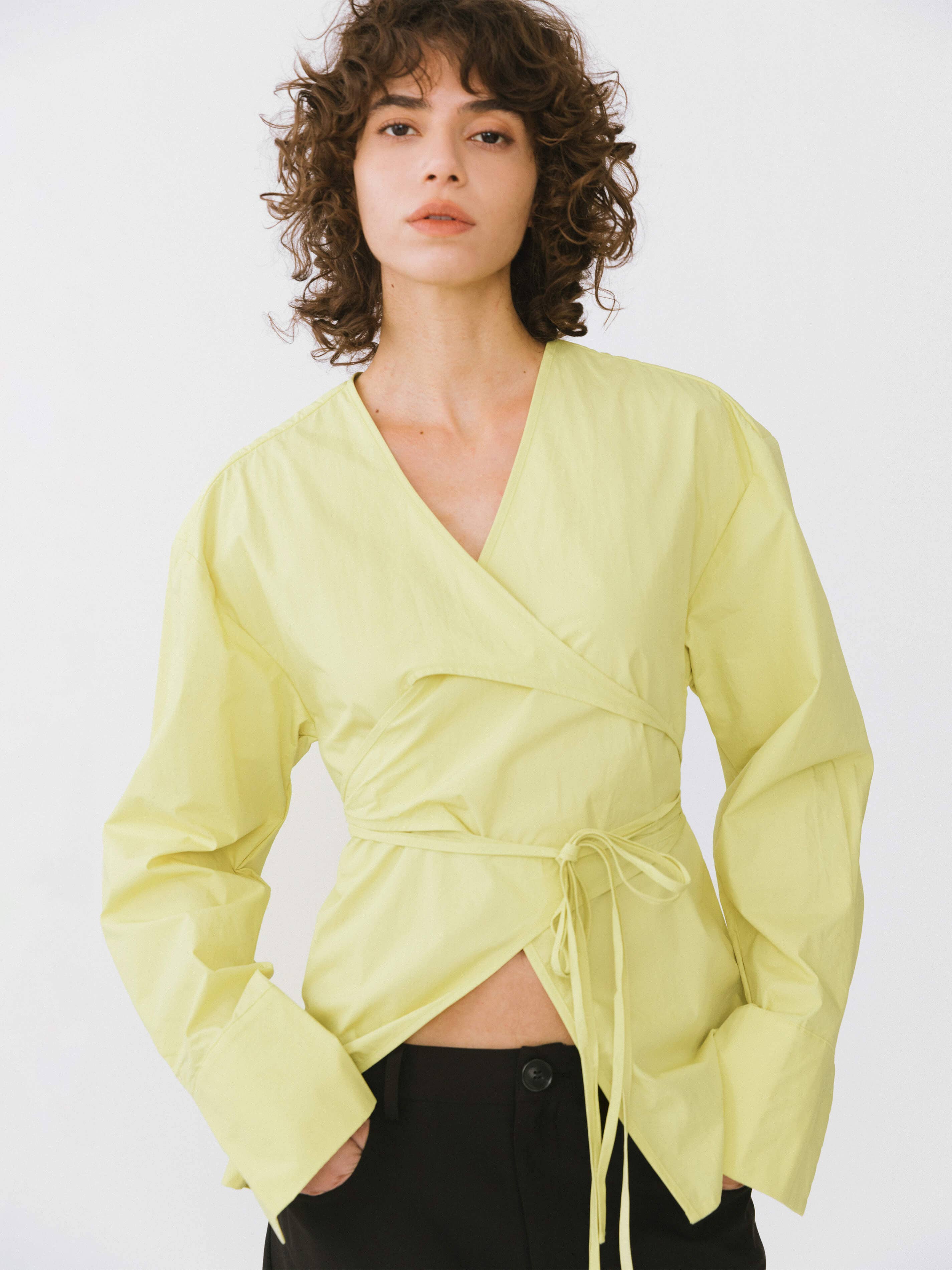 CUBIC – wholesale Blus - Dam – Ljus blus med v-ringning och korslagda lager13