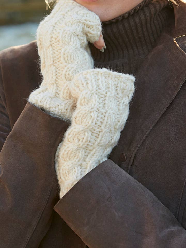 Chamonix - Kabelstickade Ullhandskar utan Fingrar med Fleece-foder för wholesale av Pachamama Ltd