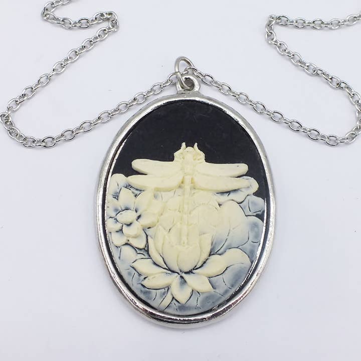 Store elfenben Dragonfly & Lotus blomst Cameo halskæde for engroshandel hos Fizz