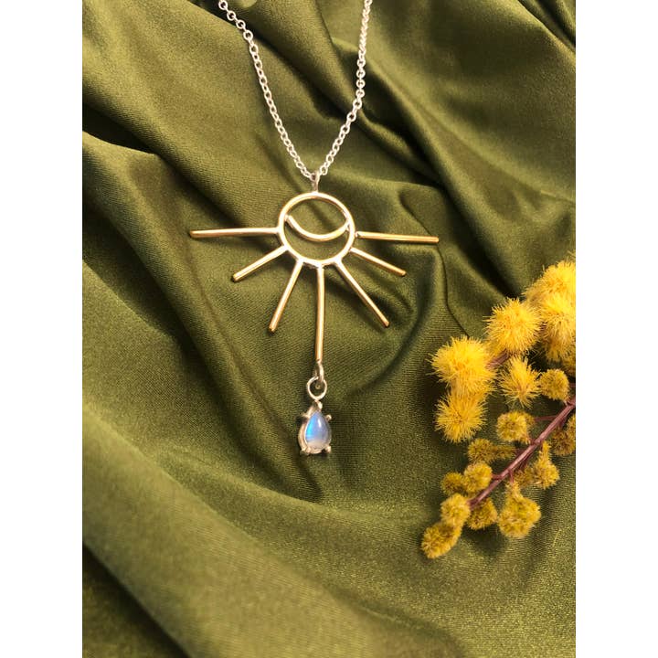 Pendentif Helios laiton pour la vente par Ana Aguilar Jewelry