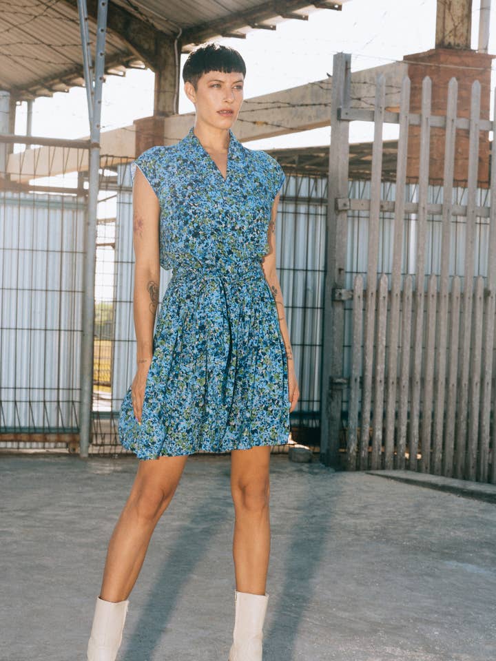 Robe courte The Point - Floral Explosion Blue pour la vente par State of Georgia