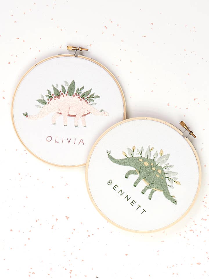 Kit de broderie de dinosaure avec nom personnalisable pour la vente par Emily June
