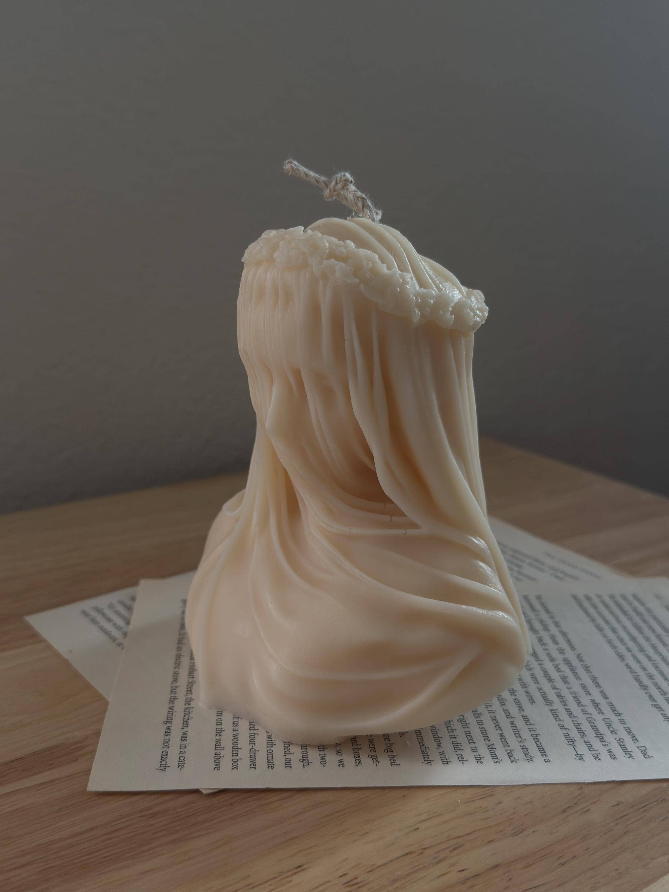 MikuniCandle - Venta al por mayor Velas de diseño llamativo - Decoración Minimalista de Vela de Dama Velada de Antonio Corradini2