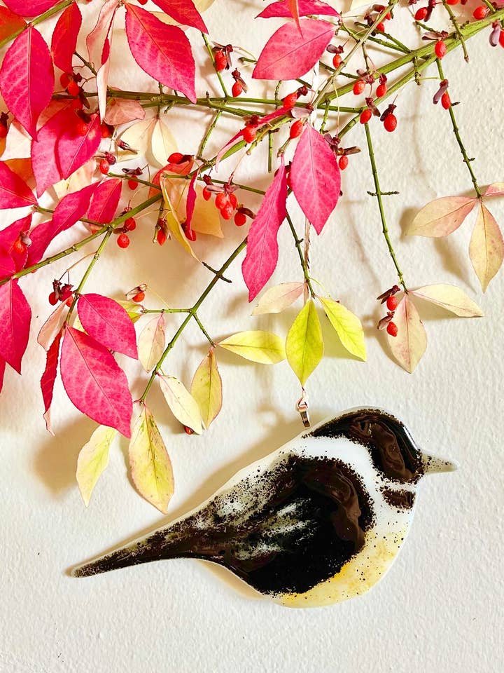 Mésange chicky - Ornement d'oiseau/Attrape-soleil pour la vente par Atelier Glass Studio