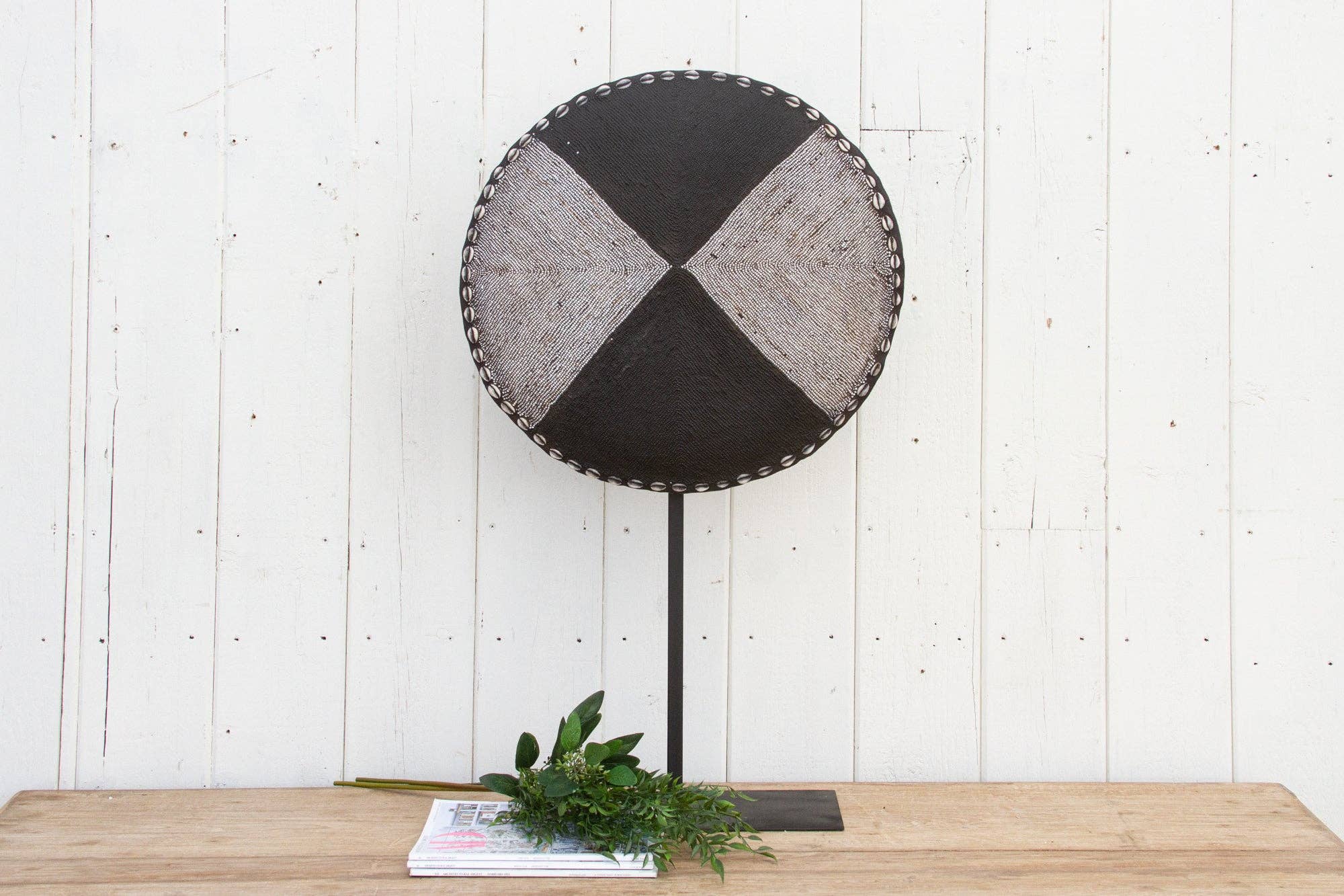 De-cor - Venta al por mayor Bandejas/platos/boles decorativos - Escudo africano con cuentas en blanco y negro sobre soporte8