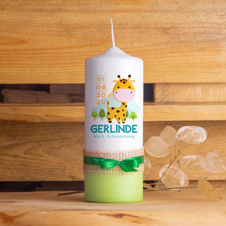 Vela Regresso às Aulas | Girafa | 15 - 30 cm de altura | por atacado de Die Kerzenwerkstatt