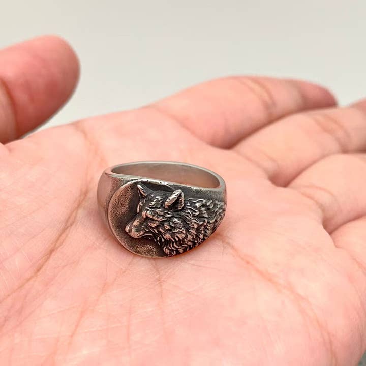 Mio Queena - Wholesale Signet Ring - Men's Jewelry Stainless Steel Wolf Ring - MJ/MR