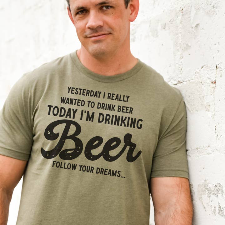 AUJOURD'HUI JE BOIS DE LA BIÈRE. T-SHIRT « SUIVEZ VOS RÊVES » pour la vente par dkhandmade