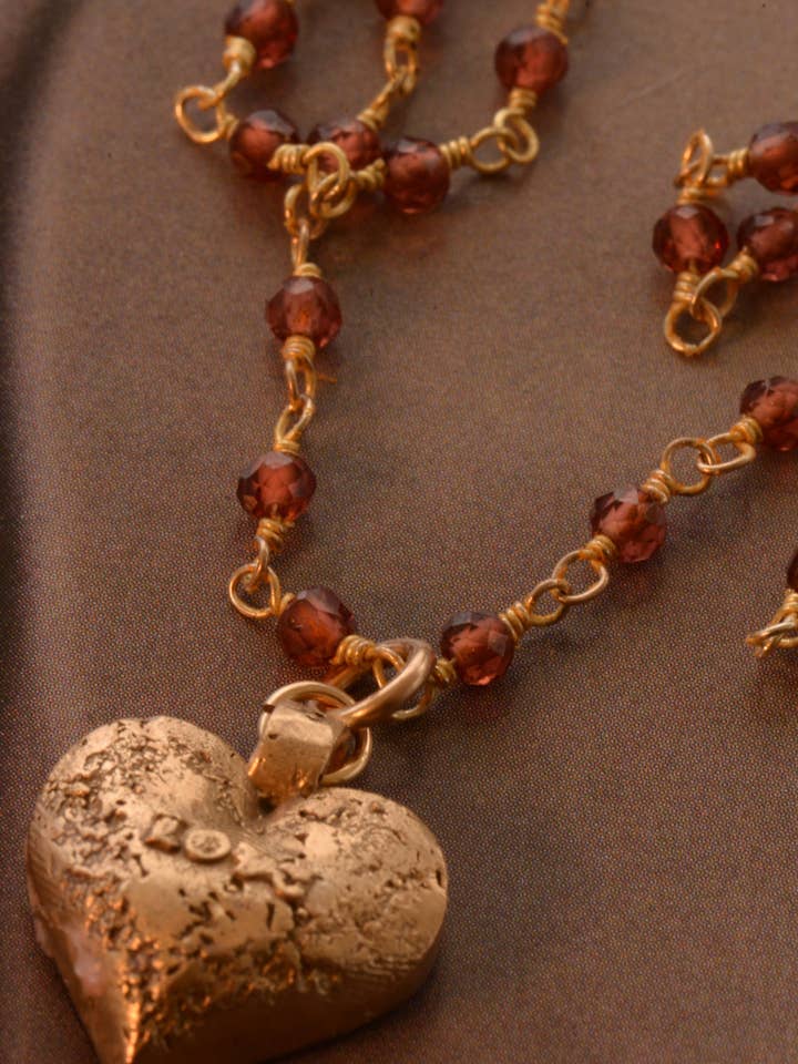 Collier en perles de grenat Love pour la vente par Montestruque