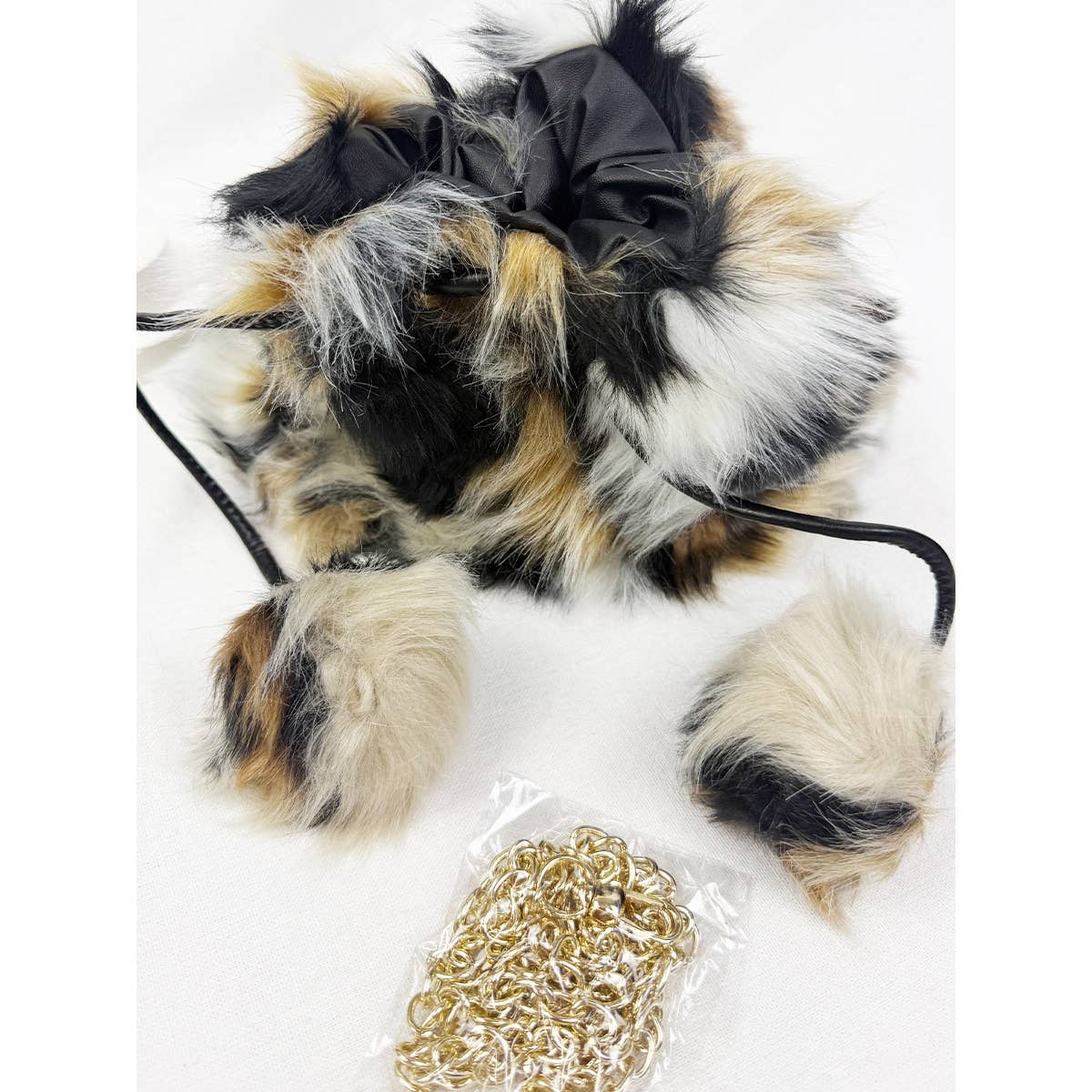 Love and Repeat – wholesale Drawstring bag – women's – Faux Fur Drawstring Bucket Bag2