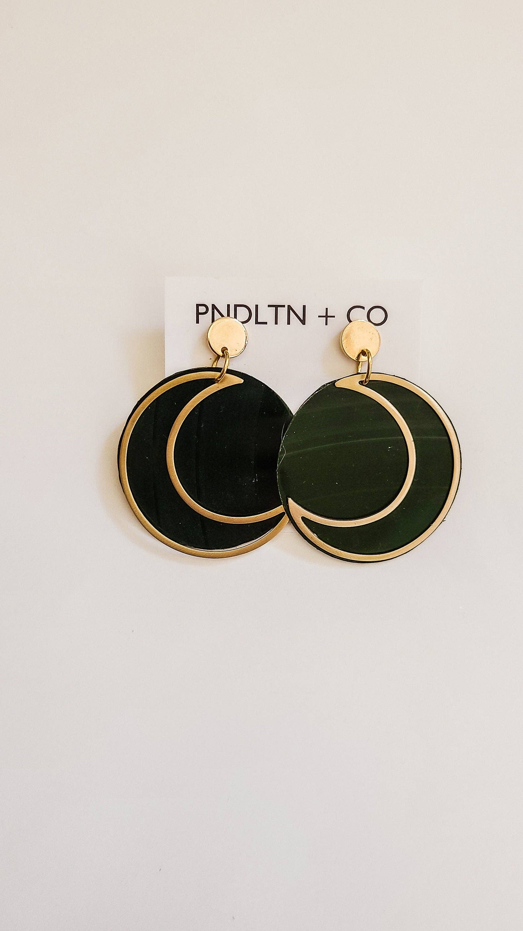 PNDLTN + CO – Großhandel Ohrhänger – Crescent Moon recycelte Vinyl-Schallplatten1