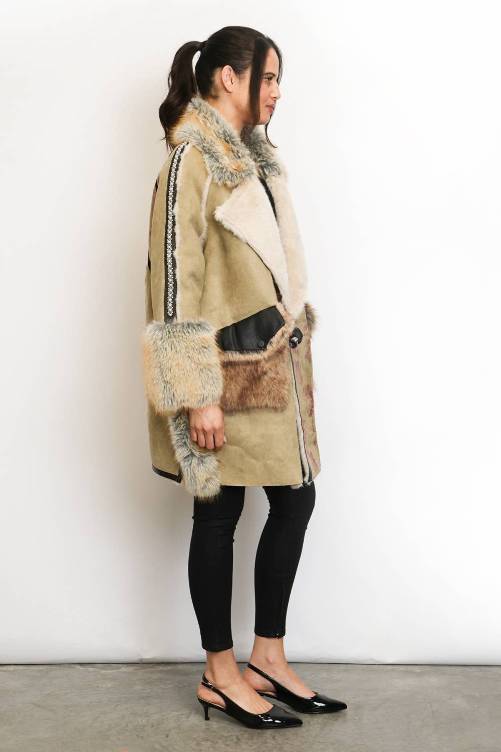 OLIVA Cappotto con Texture Lucida Decorata e Bordo in Pelliccia Sintetica PM4155 in vendita all'ingrosso su Faire3