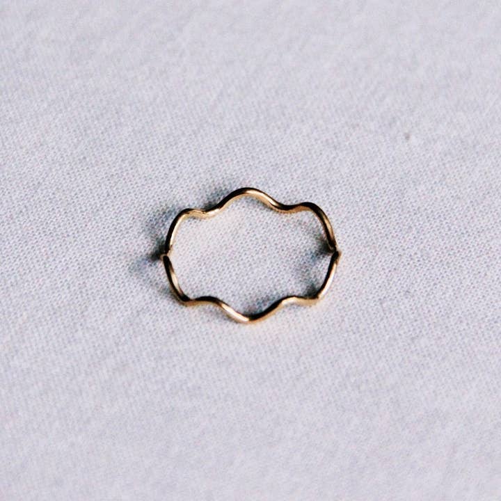 Stainless steel minimalist wave ring - gold for wholesale by Bazou