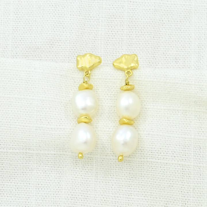 Everly Ohrringe Gold - Barocke Perle für den Großhandel von Schmuckoo Berlin