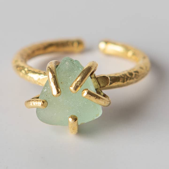 VARIGOTTI RING MET DOOR DE ZEE GEPOLIJSTE GLASSTEENTJES voor wholesale door Loti jewels