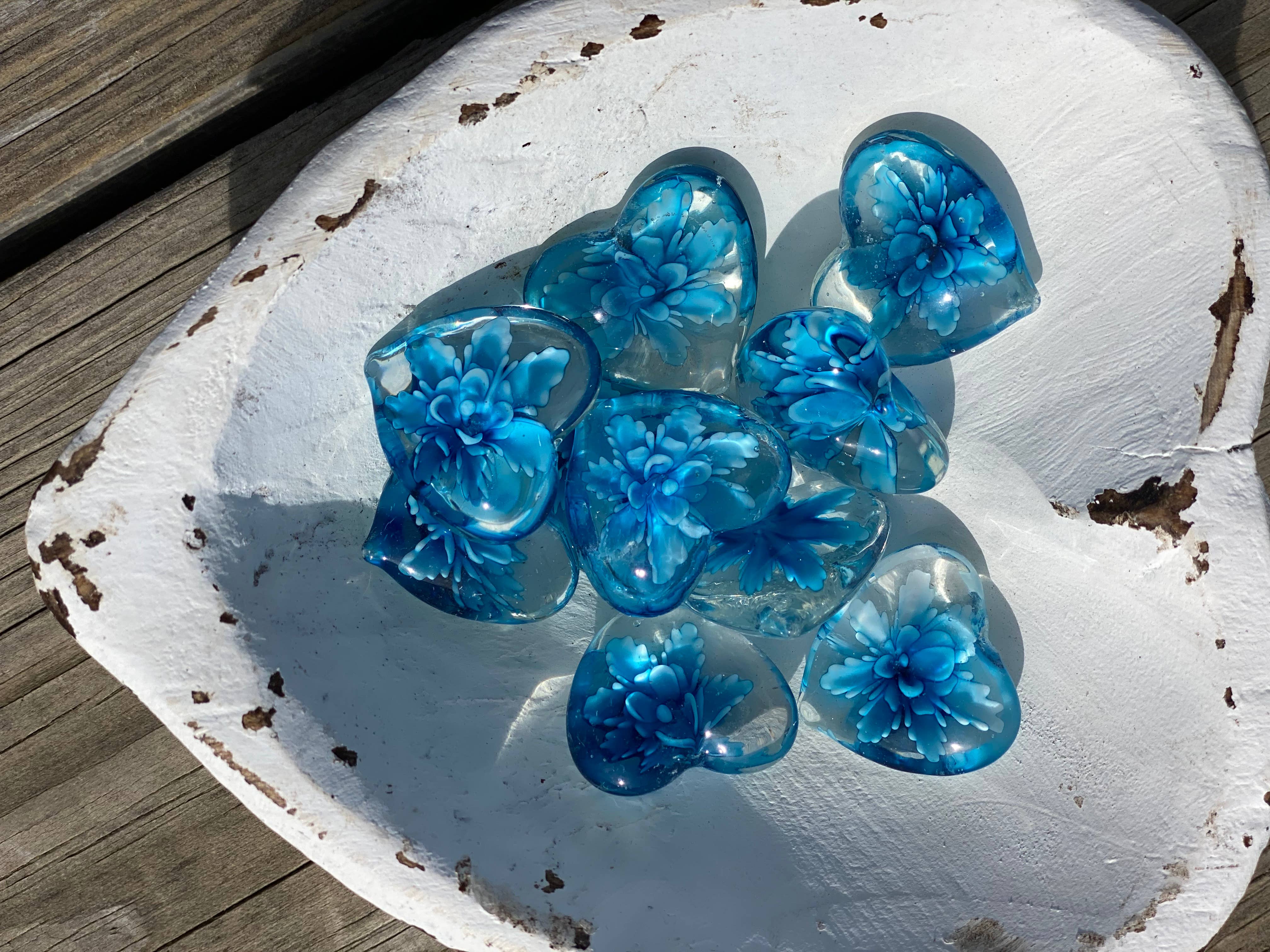 SHOPGIVECOURAGE – wholesale Dekorativt bordsobjekt – Blommig glasficka hjärtan med hjärtskålskärm - liten (50)6