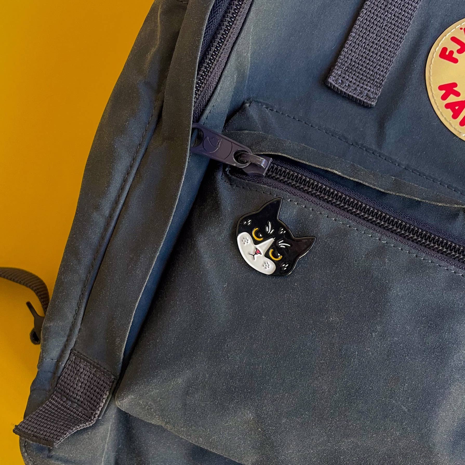 felgsara - Vente Épinglettes/boutons - Pin Émaillé "Chat Tuxedo"2