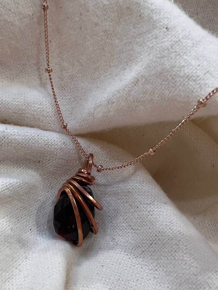 Collier grenat pour la vente par Brooklyn Belle Designs