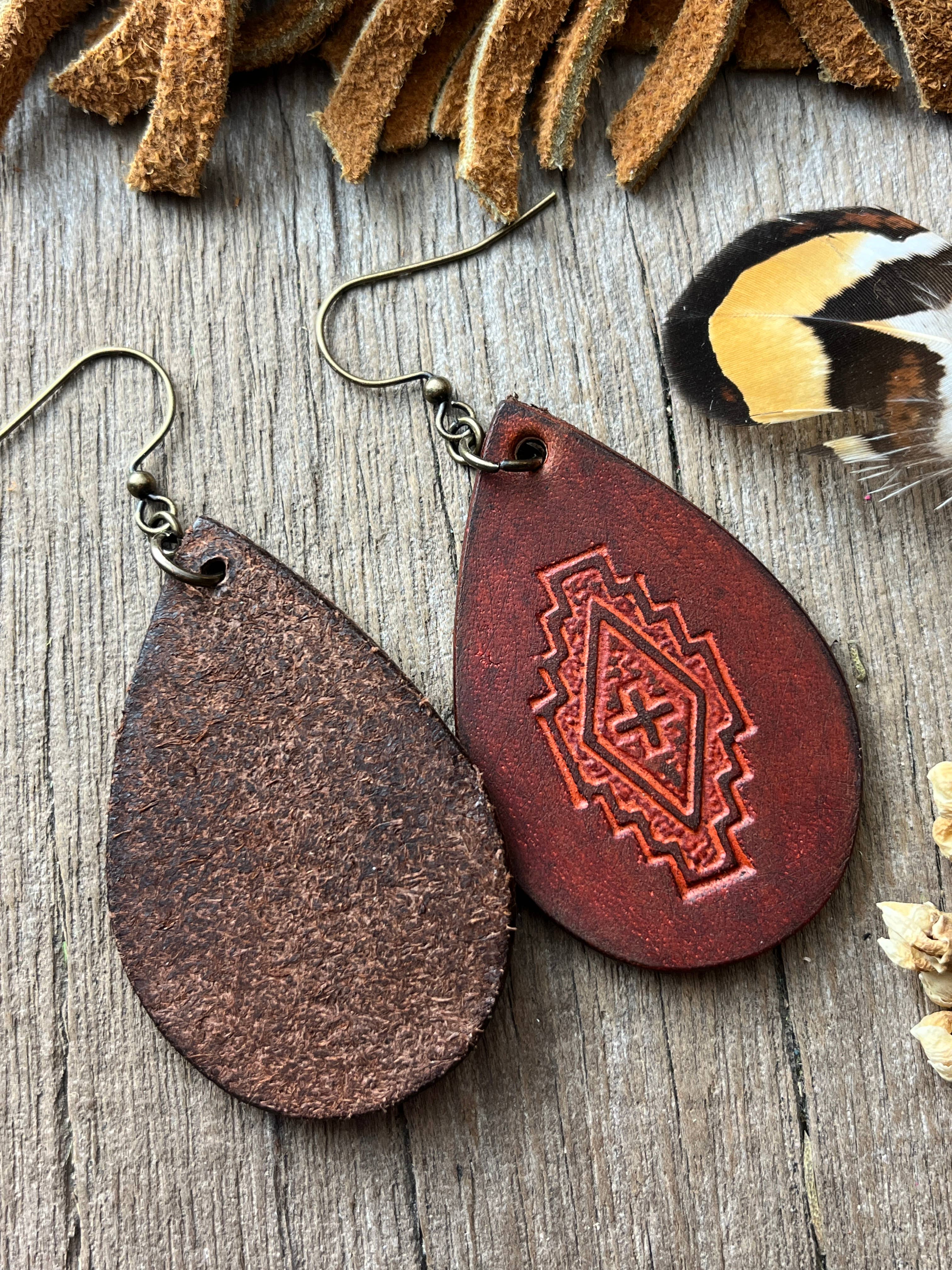 Red Pony Leather Goods - Wholesale Hangende/ronde oorbellen - Handgemaakte leren western oorbellen met Navajo dessin in zuidwesterse stijl5