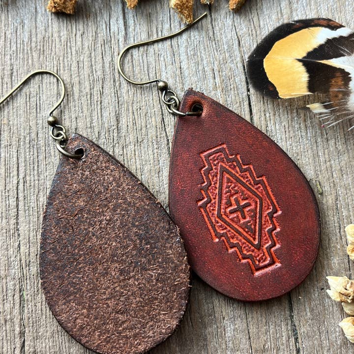 Red Pony Leather Goods - Wholesale Hangende/ronde oorbellen - Handgemaakte leren western oorbellen met Navajo dessin in zuidwesterse stijl5