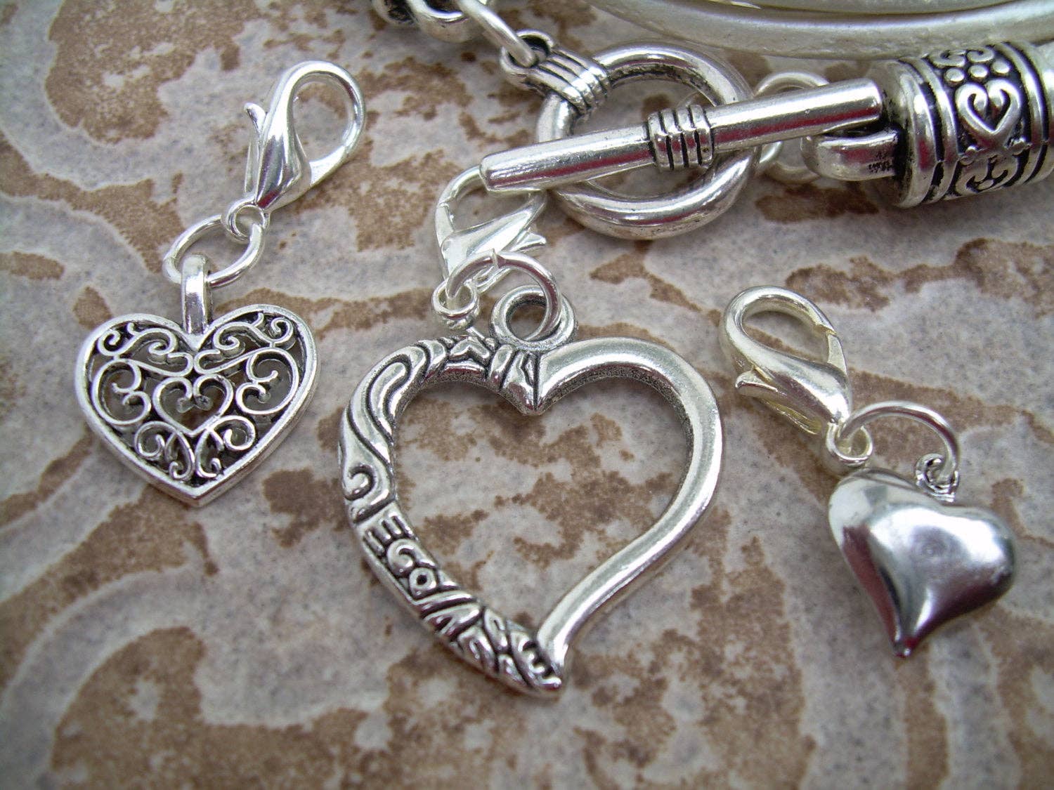 Urban Survival Gear USA - Vente Bracelets à breloques/pendentifs - Bracelet à breloques en cuir blanc en forme de cœur, bracelet pour femme, bracelet en cuir, bracelet portefeuille, bijoux pour femmes, bijoux en cuir3