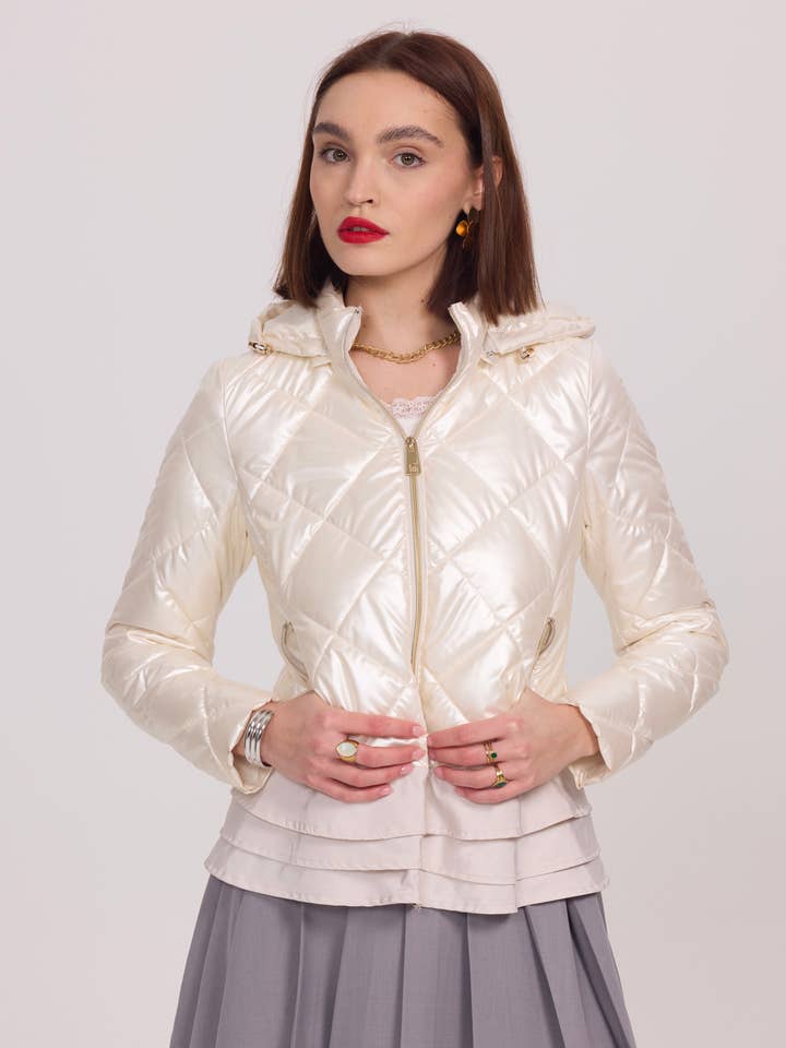 Doudoune légère brillante avec volants et capuche - 1816 pour la vente par Frime