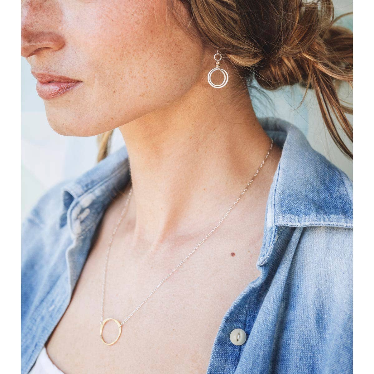 Freshie & Zero - Venta al por mayor Collares con colgantes/abalorios - Collar de cadena de plata ovalada con piedra pequeña chispeante martillada en oro.1