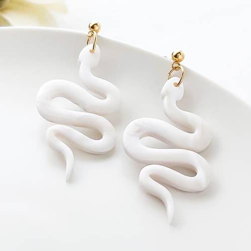 Witte slangenoorbellen, handgemaakte oorbellen van klei, neutraal voor wholesale door My Sister’s Things