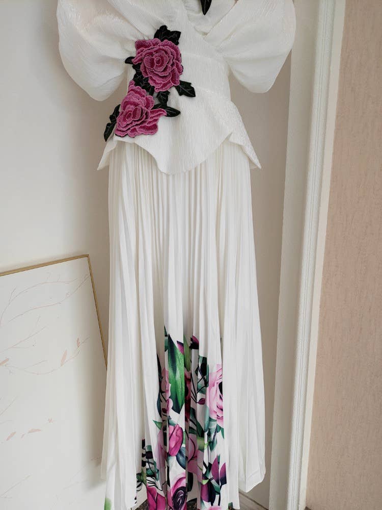 Hvid DR540Y Aftenkjole med 3D blomsterbroderi og plisseret talje for engroshandel på Faire2
