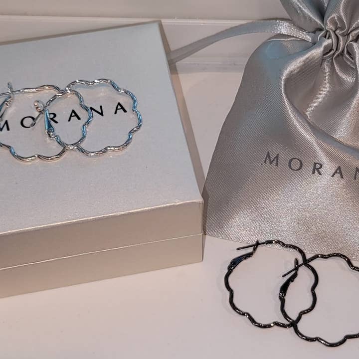 Boucles d'oreilles créoles en forme de petites fleurs pour la vente par Morana