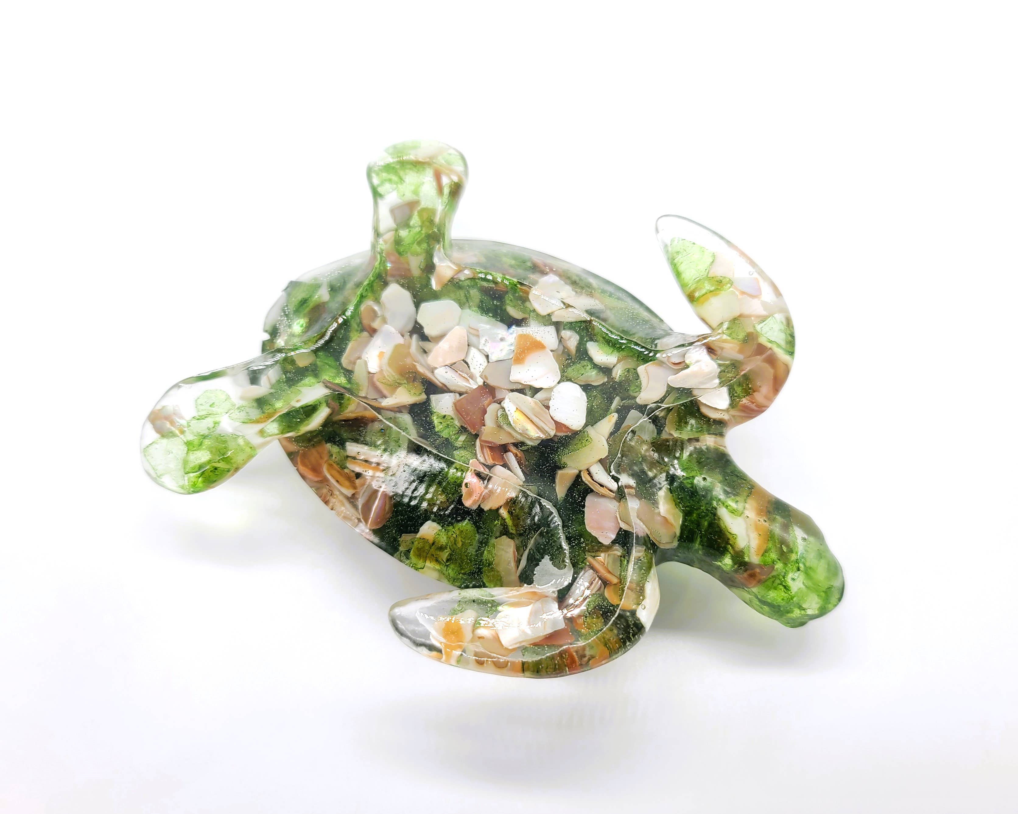 JEMS of the Sea – Engroshandel Pyntefigur – Harpiks havskildpadde figur - Lavet med grønt havglas og muslingeskaller4
