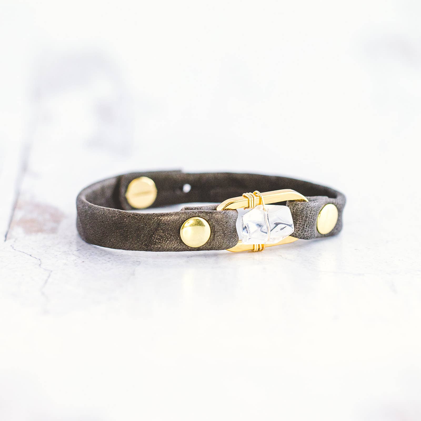 Giving Bracelets - Vente Bracelet jonc - Bracelet en cuir Desert Rose - Doré - Quartz transparent2