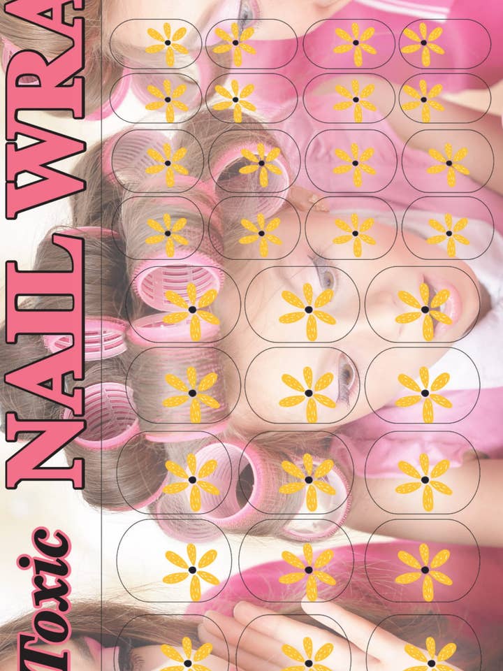 Handgeschilderde nagelfolie met gele bloemontwerp voor wholesale door Mom & Me Manis