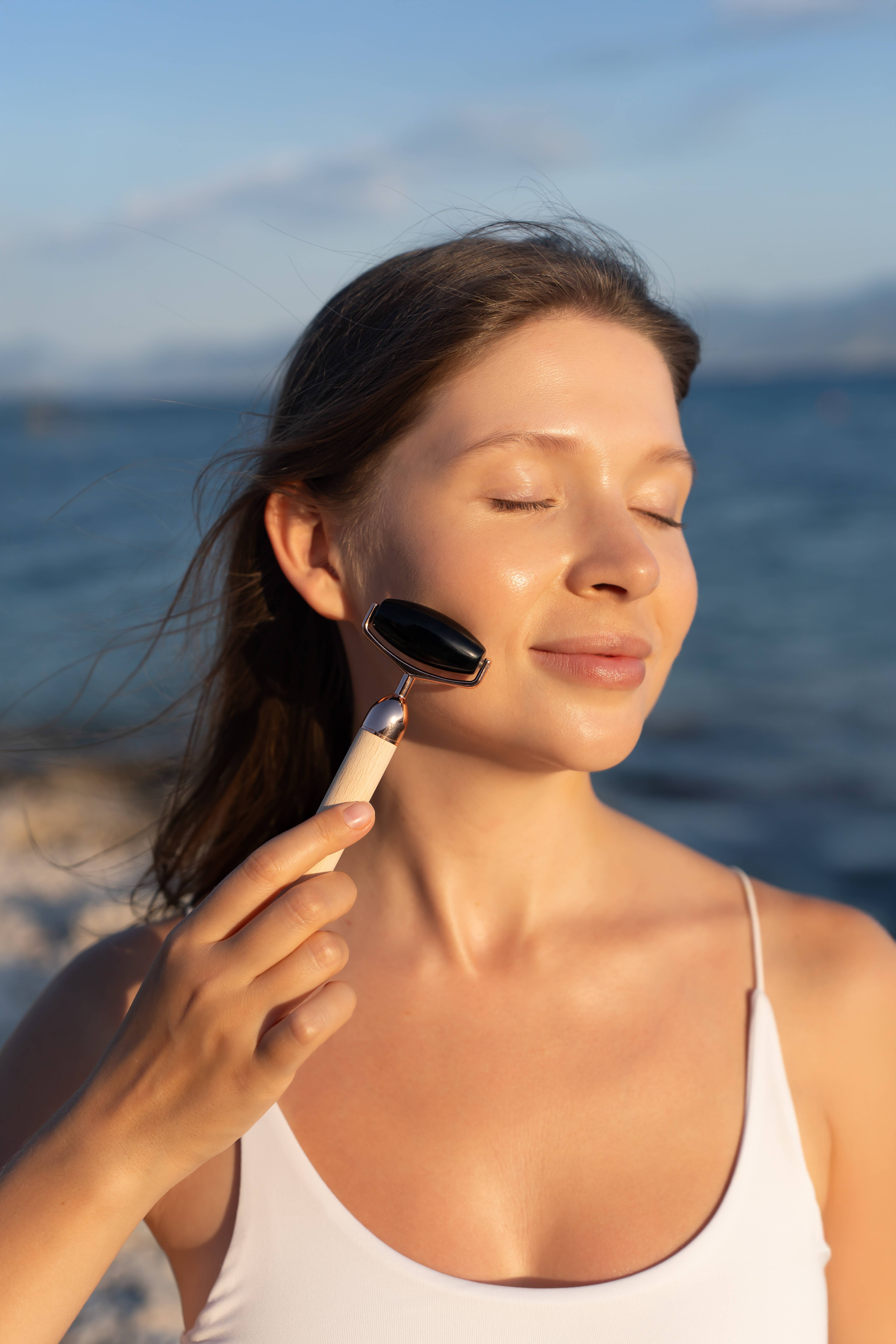 Croll & Denecke – Großhandel Gua-Sha-Tool – Facial Renewal Geschenkset – Obsidian Roller & Gua Sha Holz3