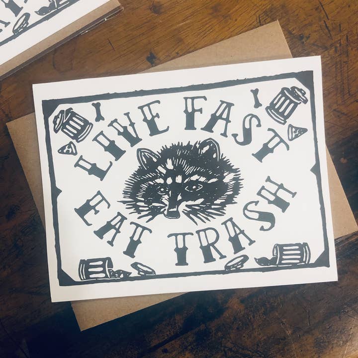 Live Fast Eat Trash - Carte de vœux 100 % recyclée, Raccoon pour la vente par Critter Butts