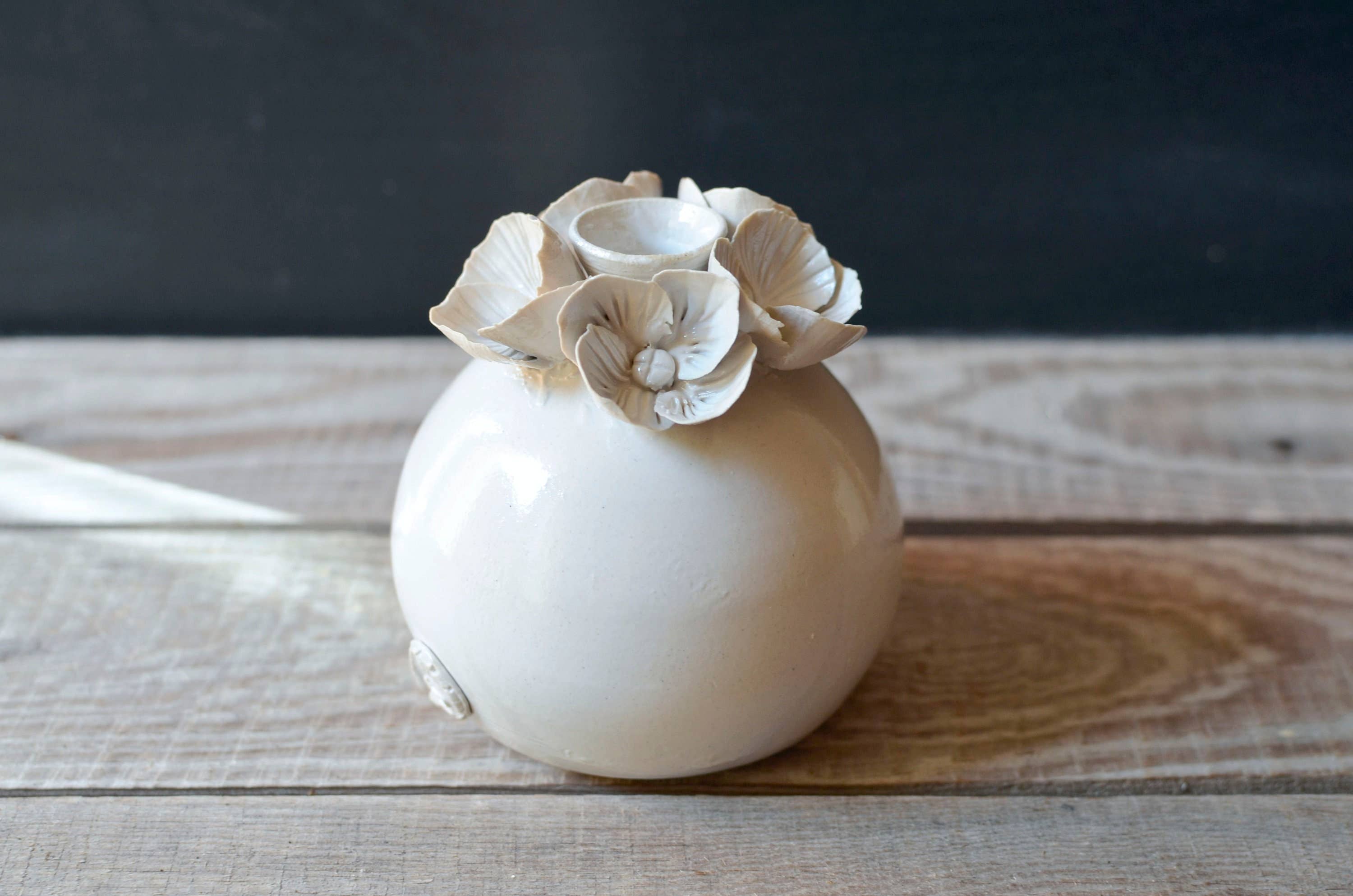 L'Officina - Wholesale Vase - White spherical bottle vase in stoneware with flowers 4 petals