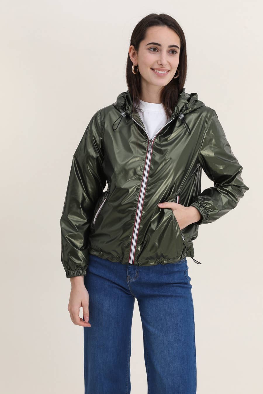 Attrait Paris - Vendita all'ingrosso Giacca antivento - Donna - Giacca corta antivento metallizzata con cappuccio e cerniera colorata24